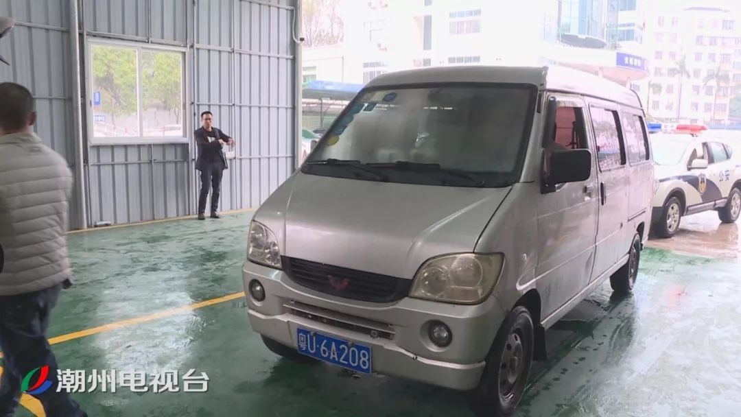 “黑校車”超員近200% 潮安交警依法查扣 “黑校車”超員近200% 潮安交警依法查扣