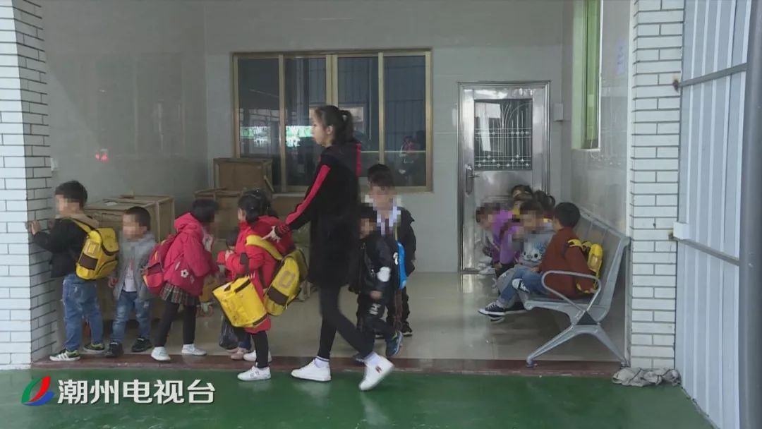 “黑校車”超員近200% 潮安交警依法查扣 “黑校車”超員近200% 潮安交警依法查扣