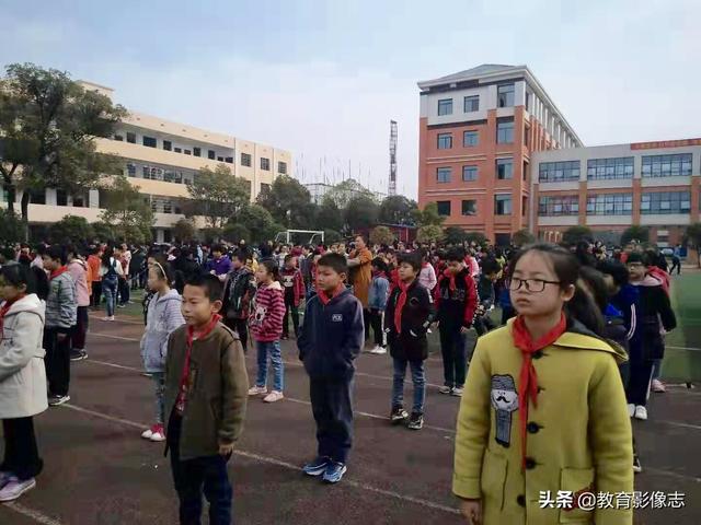 資陽五福路小學:開展校車消防逃生演練活動 資陽五福路小學:開展校車消防逃生演練活動