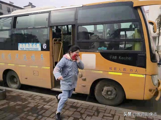 資陽五福路小學:開展校車消防逃生演練活動 資陽五福路小學:開展校車消防逃生演練活動