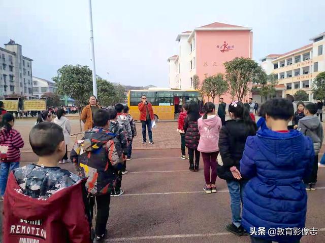 資陽五福路小學:開展校車消防逃生演練活動 資陽五福路小學:開展校車消防逃生演練活動