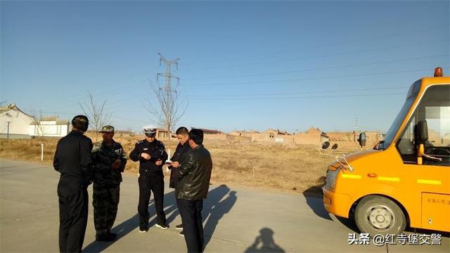 【紅寺堡交警】給校車做“體檢”打好交通安全“預防針” 【紅寺堡交警】給校車做“體檢”打好交通安全“預防針”