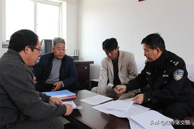 【紅寺堡交警】給校車做“體檢”打好交通安全“預防針” 【紅寺堡交警】給校車做“體檢”打好交通安全“預防針”