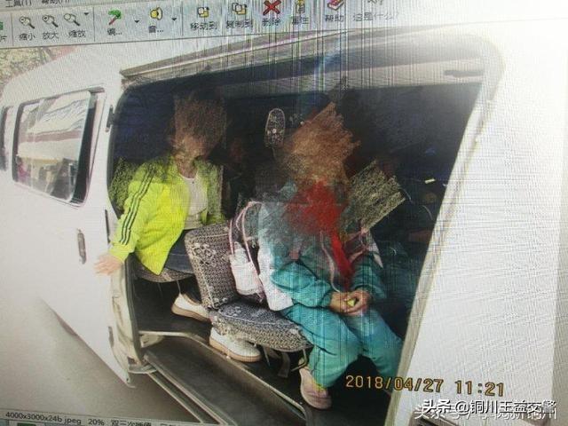 銅川交警一大隊查獲“黑校車”道路交通違法案 銅川交警一大隊查獲“黑校車”道路交通違法案