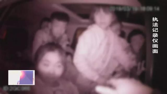 陜西渭南:面包車充當校車 核載7人竟然實載15人 陜西渭南:面包車充當校車 核載7人竟然實載15人