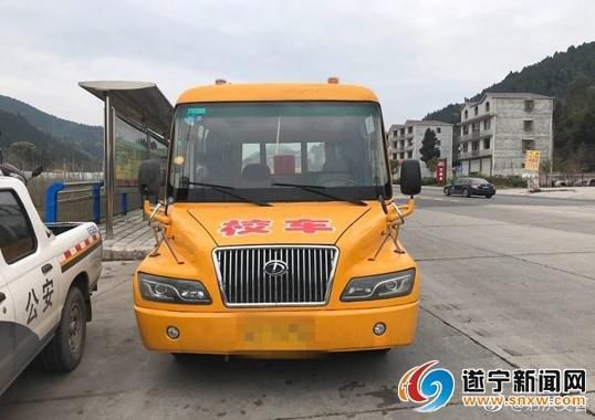 逾期未檢上路行駛 射洪縣一校車被交警查處 逾期未檢上路行駛 射洪縣一校車被交警查處