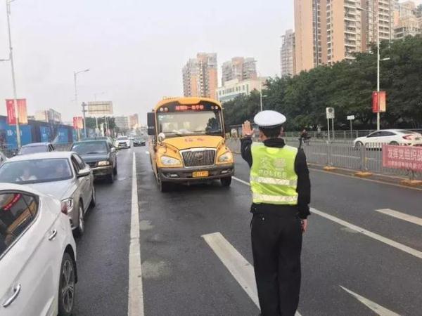 全市嚴查校車進行時!您家孩子坐的車都被交警攔下了…… 全市嚴查校車進行時!您家孩子坐的車都被交警攔下了……
