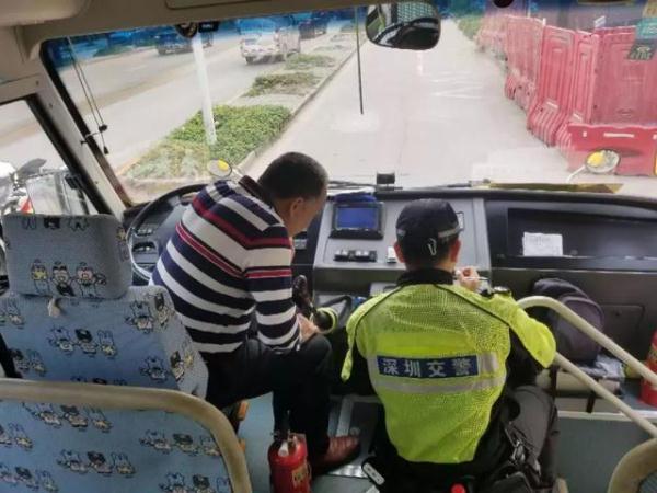 全市嚴查校車進行時!您家孩子坐的車都被交警攔下了…… 全市嚴查校車進行時!您家孩子坐的車都被交警攔下了……