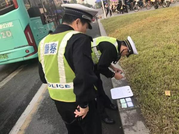 全市嚴查校車進行時!您家孩子坐的車都被交警攔下了…… 全市嚴查校車進行時!您家孩子坐的車都被交警攔下了……