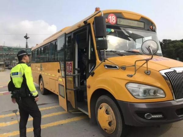 全市嚴查校車進行時!您家孩子坐的車都被交警攔下了…… 全市嚴查校車進行時!您家孩子坐的車都被交警攔下了……
