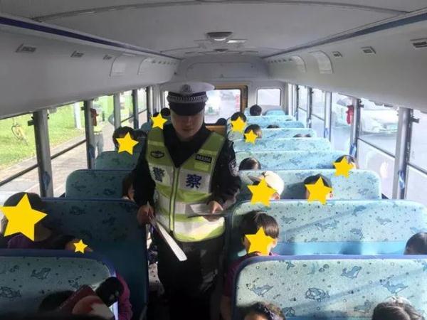 全市嚴查校車進行時!您家孩子坐的車都被交警攔下了…… 全市嚴查校車進行時!您家孩子坐的車都被交警攔下了……