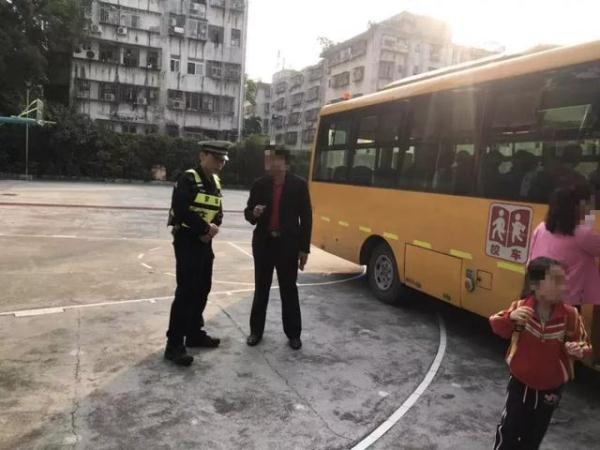 全市嚴查校車進行時!您家孩子坐的車都被交警攔下了…… 全市嚴查校車進行時!您家孩子坐的車都被交警攔下了……