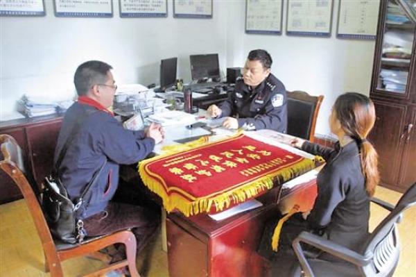 幼兒園校車被交警要求停運(yùn),為啥要向交警送錦旗? 幼兒園校車被交警要求停運(yùn),為啥要向交警送錦旗?