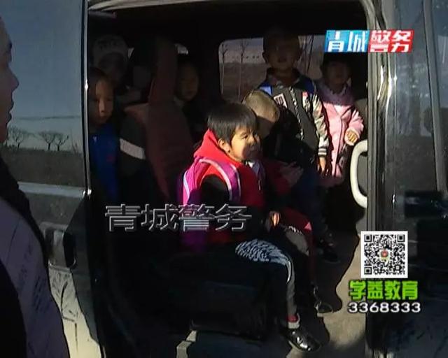 面包車變黑校車 超員載客交警嚴(yán)懲 面包車變黑校車 超員載客交警嚴(yán)懲