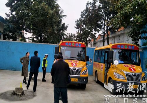 南漳交警開(kāi)展校車安全大檢查/ 南漳交警開(kāi)展校車安全大檢查