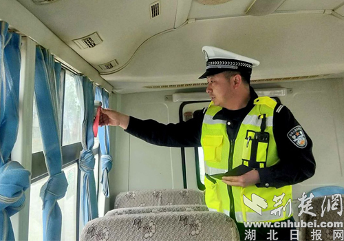 南漳交警開(kāi)展校車安全大檢查/ 南漳交警開(kāi)展校車安全大檢查