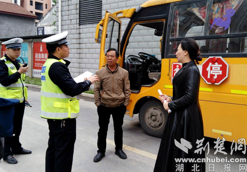 南漳交警開(kāi)展校車安全大檢查/ 南漳交警開(kāi)展校車安全大檢查