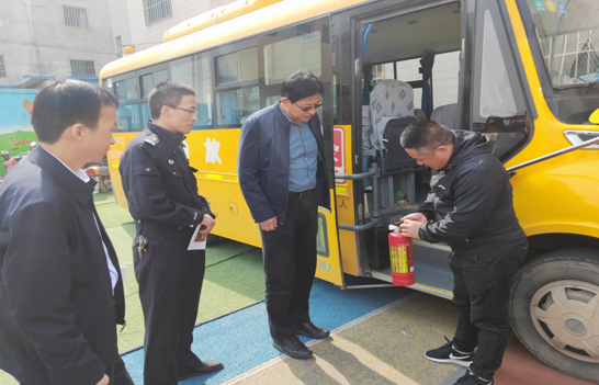 西安市督導(dǎo)組督查國際港務(wù)區(qū)校車安全大檢查