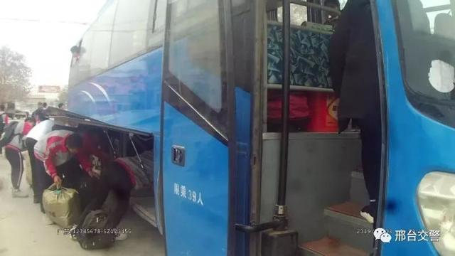 非法校車跨區作業 寧晉交警及時截獲 非法校車跨區作業 寧晉交警及時截獲