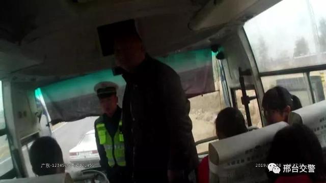 非法校車跨區作業 寧晉交警及時截獲 非法校車跨區作業 寧晉交警及時截獲