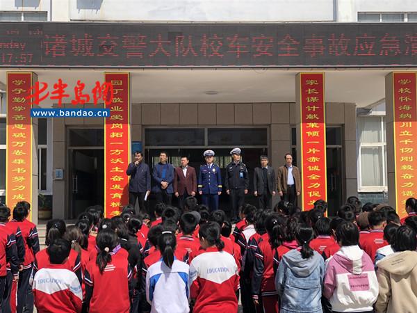 乘坐校車突發(fā)火災,諸城這些學生這樣做! 乘坐校車突發(fā)火災,諸城這些學生這樣做!