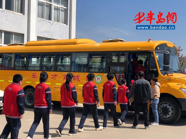 乘坐校車突發(fā)火災,諸城這些學生這樣做! 乘坐校車突發(fā)火災,諸城這些學生這樣做!