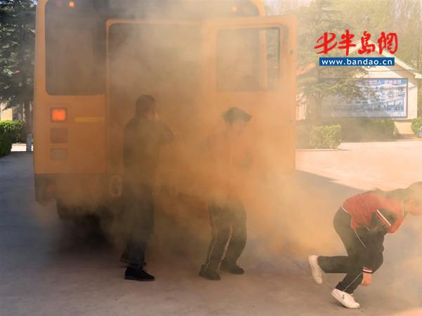 乘坐校車突發(fā)火災,諸城這些學生這樣做! 乘坐校車突發(fā)火災,諸城這些學生這樣做!