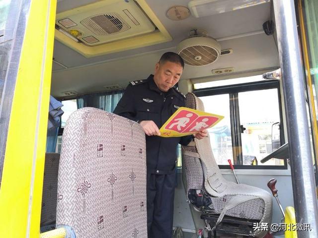 晉州交警排查校車安全隱患不放松