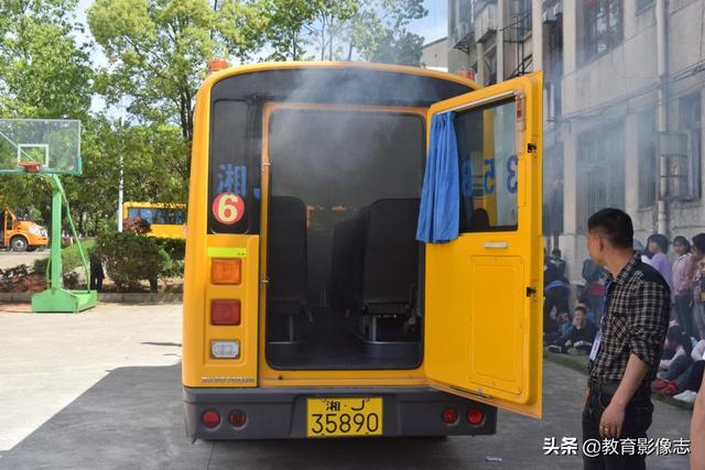 漢壽聶家橋中學:校車應急演練 共筑安全防線 漢壽聶家橋中學:校車應急演練 共筑安全防線
