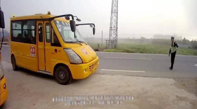 明明是幼兒園校車,怎么車?yán)镞€有蹭車的老鄉(xiāng)? 明明是幼兒園校車,怎么車?yán)镞€有蹭車的老鄉(xiāng)?