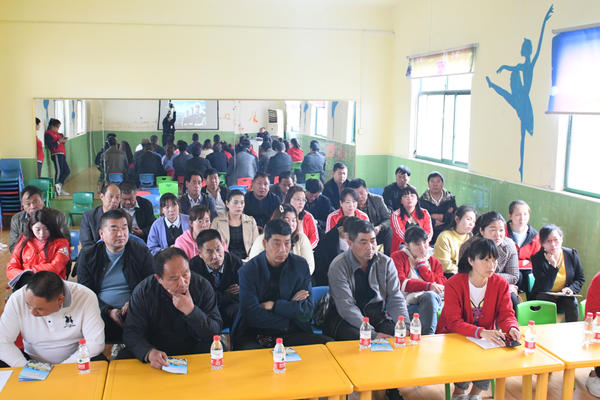 新密交警走進農(nóng)村幼兒園 給幼師和校車司機上交通安全課 新密交警走進農(nóng)村幼兒園 給幼師和校車司機上交通安全課