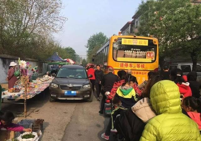 青州這所學(xué)校門口全是擺攤的,校車都堵了... 青州這所學(xué)校門口全是擺攤的,校車都堵了...