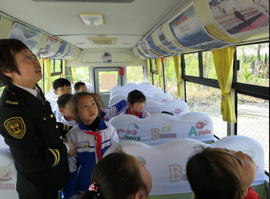 萊西:交運(yùn)校車內(nèi)上演“海上大閱兵” 萊西:交運(yùn)校車內(nèi)上演“海上大閱兵”