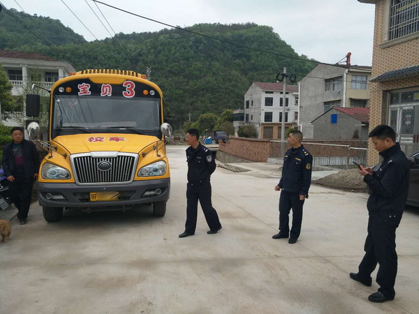 湖北:南漳縣給學前校車“體檢” 湖北:南漳縣給學前校車“體檢”