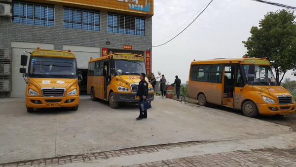 湖北:南漳縣給學前校車“體檢” 湖北:南漳縣給學前校車“體檢”
