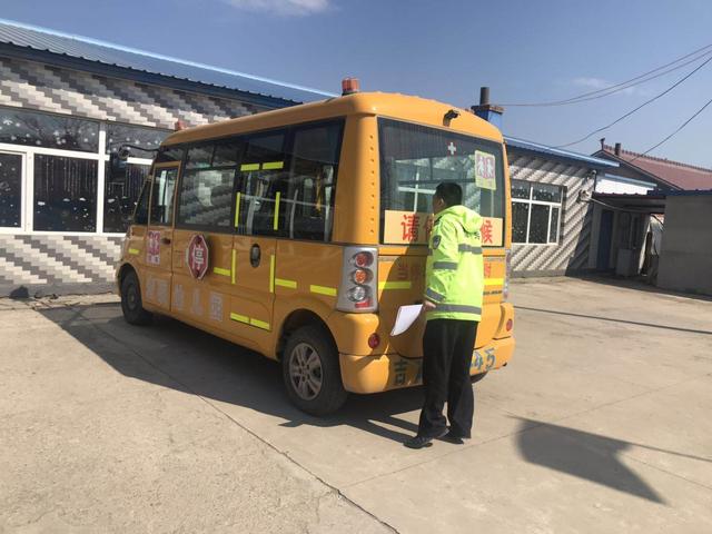 長(zhǎng)春交警雙陽(yáng)大隊(duì)深入轄區(qū)學(xué)校幼兒園,開(kāi)展校車(chē)交通安全隱患排查 長(zhǎng)春交警雙陽(yáng)大隊(duì)深入轄區(qū)學(xué)校幼兒園,開(kāi)展校車(chē)交通安全隱患排查