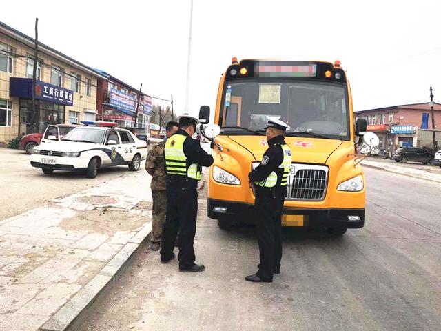 長(zhǎng)春交警雙陽(yáng)大隊(duì)深入轄區(qū)學(xué)校幼兒園,開(kāi)展校車(chē)交通安全隱患排查 長(zhǎng)春交警雙陽(yáng)大隊(duì)深入轄區(qū)學(xué)校幼兒園,開(kāi)展校車(chē)交通安全隱患排查