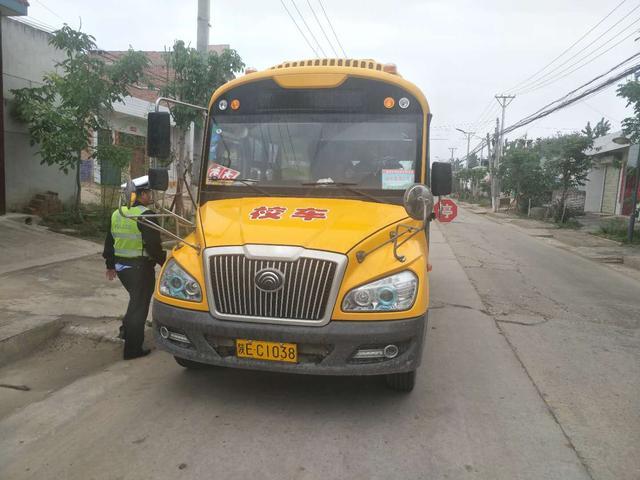 華州交警開展校車安全檢查敲響安全警鐘