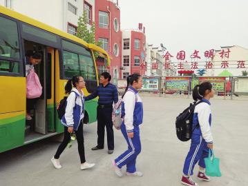 村支書12年兼職開校車/ 村支書12年兼職開校車