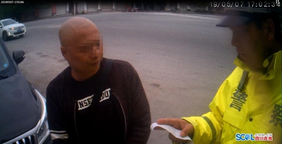 和交警“打游擊” 德陽旌陽一輛黑校車被查 和交警“打游擊” 德陽旌陽一輛黑校車被查