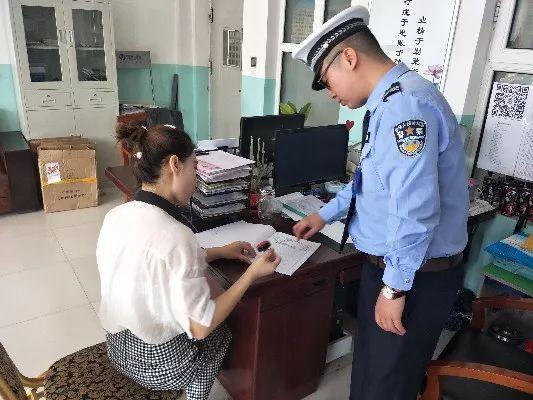 檢查校車安全 敲響生命警鐘 檢查校車安全 敲響生命警鐘