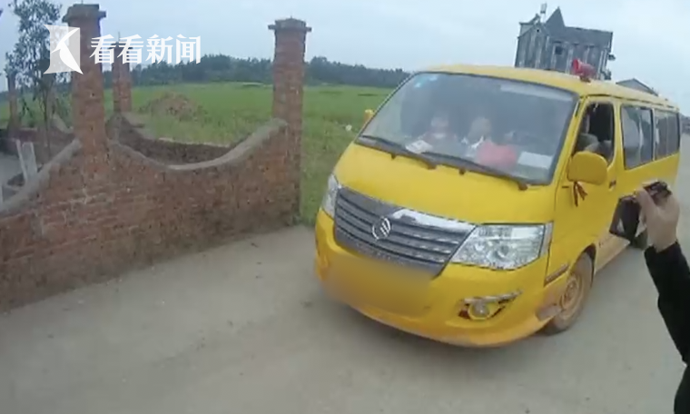 黑校車刷黃漆差點騙過民警 14人座竟擠了27人