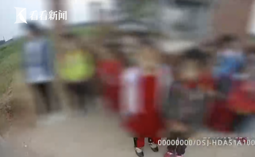 黑校車刷黃漆差點騙過民警 14人座竟擠了27人