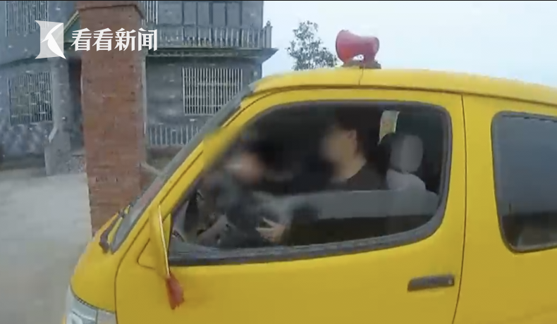 黑校車刷黃漆差點騙過民警 14人座竟擠了27人