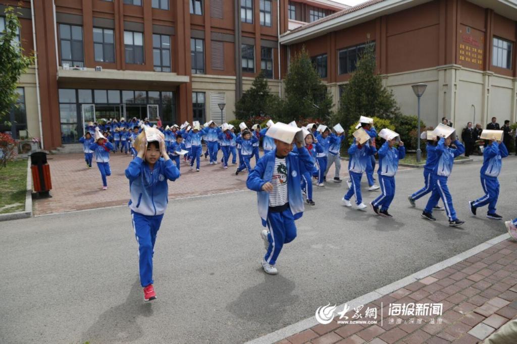 大鼻子校車攜手紅島經(jīng)濟(jì)區(qū)開展安全教育日活動(dòng)/ 大鼻子校車攜手紅島經(jīng)濟(jì)區(qū)開展安全教育日活動(dòng)