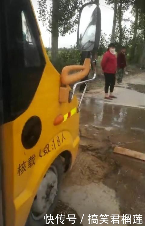 河南新鄉:村民澆地水管堵路,校車司機繞道行駛 河南新鄉:村民澆地水管堵路,校車司機繞道行駛