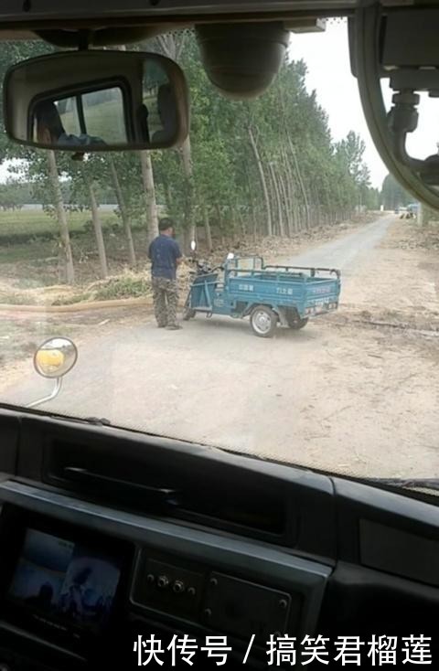 河南新鄉:村民澆地水管堵路,校車司機繞道行駛 河南新鄉:村民澆地水管堵路,校車司機繞道行駛