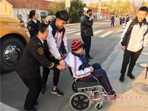 青島這輛校車上多了臺(tái)輪椅，背后竟藏著一個(gè)溫情故事……