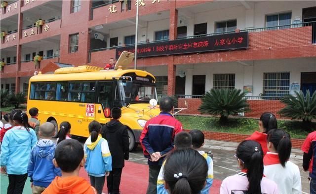 新晃:校車落水應急快 新晃:校車落水應急快