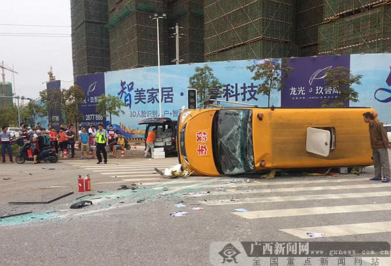 南寧一幼兒園校車接送學生路上被面包車撞翻